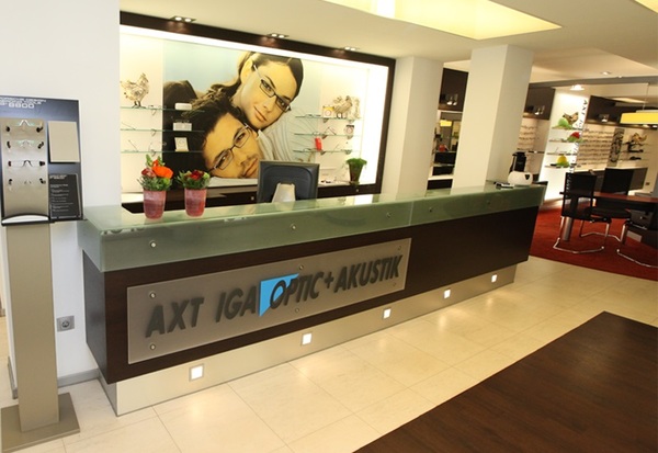 Moderner Empfangsbereich eines Optikers mit Brillenpräsentation und freundlicher Atmosphäre.
